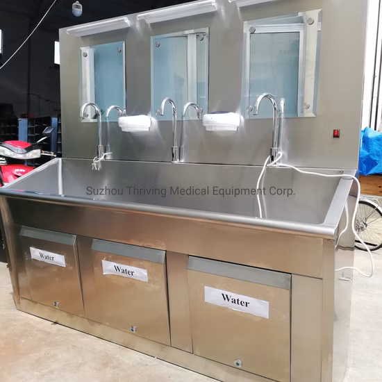 Medizinisches chirurgisches Peeling-Waschbecken aus Edelstahl 304 mit Fußpedal-Sensorhähnen für drei Personen